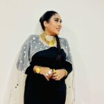 Afsana Khan Instagram - ਤਸਵੀਰਾਂ ਉਨ੍ਹਾਂ ਲੋਕਾਂ ਦੀਆਂ ਵਿਕਦੀਆਂ ਹਨ… ਜੋ ਖੁਦ ਨਹੀਂ ਵਿਕਦੇ । ਕਰੋੜਾਂ ਊਲੂਆਂ ਦਾ ਏਕਾ ਵੀ ਸੂਰਜ਼ ਨੂੰ ਚੜਨੋ ਨਹੀਂ ਰੋਕ ਸਕਦਾ !! 🖤⭐️ Blessed 🙏 #goldstar #goldqueen #goldlover #goldengirl #reels #love #respect Outfit @anchorshobhagirdhar Chandigarh, India