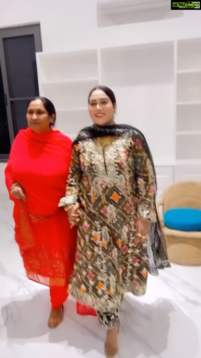 Afsana Khan Instagram - ਮਾਂ ਦੇ ਲਈ ਸੱਭ ਨੂੰ ਛੱਡ ਦਿੳ... ਪਰ ਸੱਭ ਦੇ ਲਈ ਕਦੇ ਮਾਂ ਨੂੰ ਨਾ ਛੱਡਿੳ_♥..! ਉਸ ਵਾਹਿਗੁਰੂ ਦਾ ਸ਼ੁਕਰ ਕਰਾਂ ਜਿਸਨੇ, ਦਿੱਤੇ ਜੀਣ ਲਈ ਸਾਹ ਮੈਨੂੰ.. ਜਿੰਦ ਵਾਰਾਂ ਉਸ ਮਾਂ ਆਪਣੀ ਤੋਂ ਜੀਹਨੇ ਪਾਲਿਆ ਸੀਨੇ ਨਾਲ ਲਾ ਮੈਨੂੰ...!! Happy birthday mumma @ashabegum81 ❤️🎂 love u mumma ❤️
