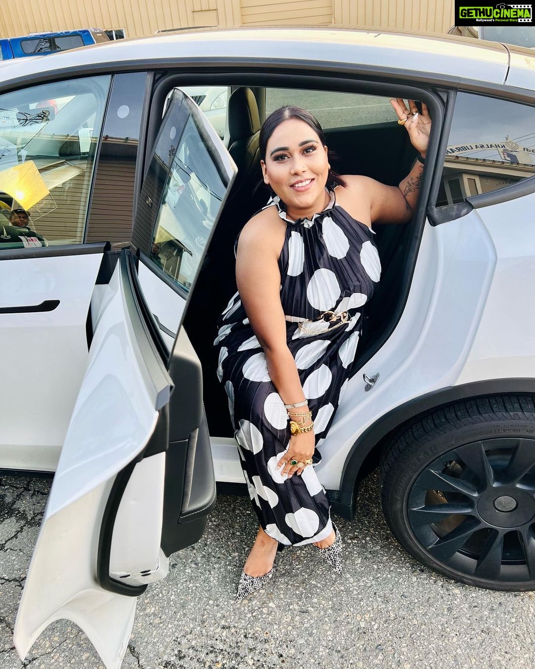 Afsana Khan Instagram - 🦋in 🇨🇦 Dhakka Girl Gold Queen #afsaajz❤️ #afsaajzforever Surrey, British Columbia