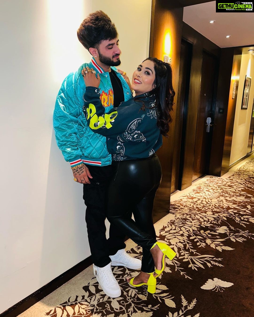 Afsana Khan Instagram - आज हम दोनों को फ़ुर्सत है, चलो इश्क़ करें इश्क़ दोनों की ज़रूरत है, चलो इश्क़ करें काली रातों को भी रंगीन कहा है मैं ने तेरी हर बात पे आमीन कहा है मैं ने Mine @saajzofficial ❤️🧿 #afsaajz #afsaajzforever #love #reels #mybaby #blessed #hubby Makeup @aditimakeupartist 👌❤️ @makeoversby_survi hairstylist @elies_saini Jaipur, Rajasthan