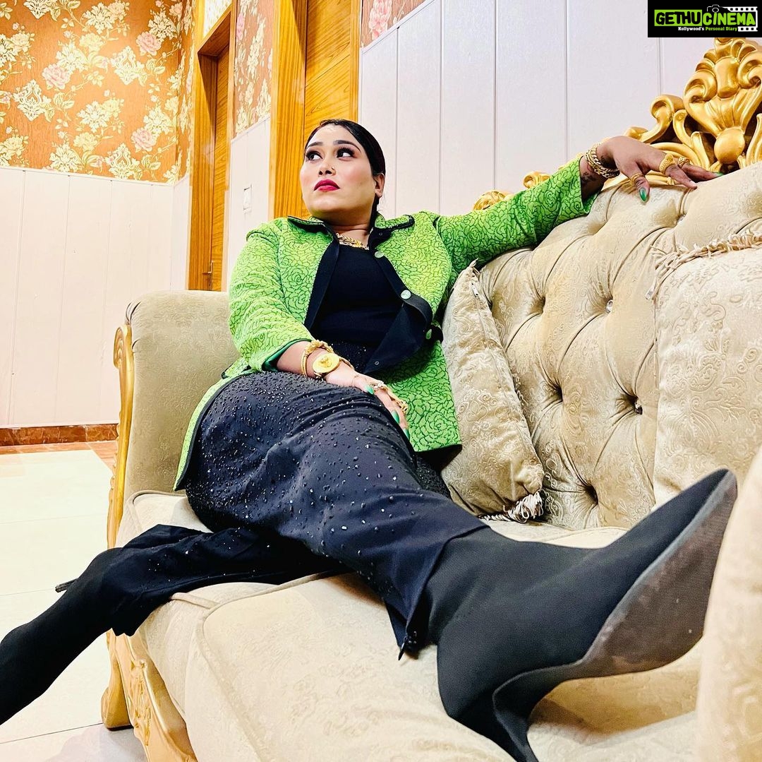 Afsana Khan Instagram - ਜਿਹਦੀ ਰਗ ਵਿਚ ਫਤਿਹ, ੳਹਦੀ ਜੱਗ ਵਿਚ ਫਤਿਹ!!*⛳️ 💢ਜਿੰਨੀ ਦਿੱਤੀ 🕉️ਰੱਬ ਨੇ ਆ ਕੱਢੁ 🥳ਟੌਰ ਨਾਲ....ਗੱਲੀਂ ਬਾਤੀਂ ਏਥੇ ਸਾਨੂੰ ਬੜੇ ਮਾਰਦੇ🤷🏻♂️..... Blessed ⭐️💚 Outfit @itsafsanakhan Makeup @nandinimua 👌❤️ Hair @avi_artistry #reels #love #afsaajz #respect The Leela Ambience Convention Hotel Delhi