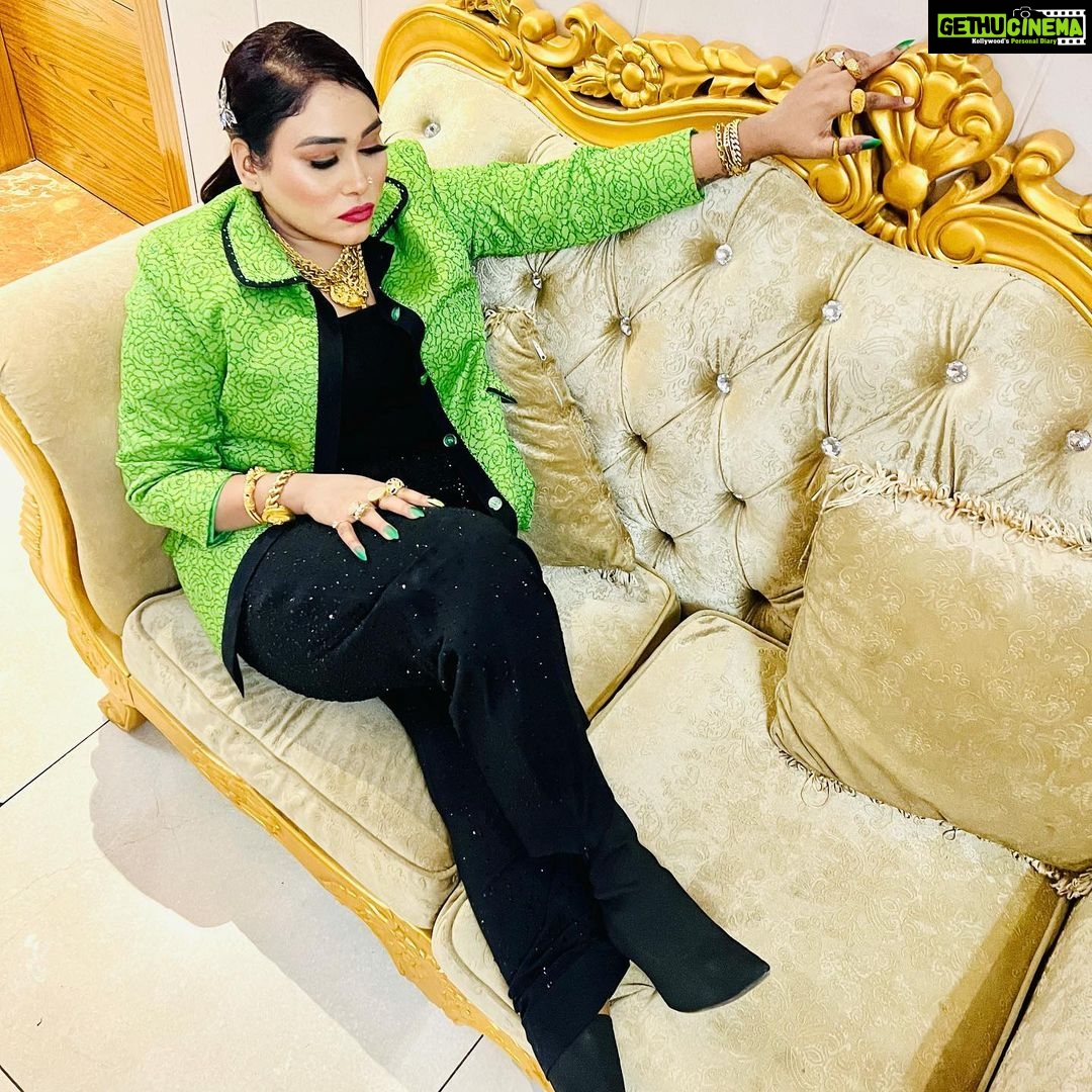 Afsana Khan Instagram - ਜਿਹਦੀ ਰਗ ਵਿਚ ਫਤਿਹ, ੳਹਦੀ ਜੱਗ ਵਿਚ ਫਤਿਹ!!*⛳️ 💢ਜਿੰਨੀ ਦਿੱਤੀ 🕉️ਰੱਬ ਨੇ ਆ ਕੱਢੁ 🥳ਟੌਰ ਨਾਲ....ਗੱਲੀਂ ਬਾਤੀਂ ਏਥੇ ਸਾਨੂੰ ਬੜੇ ਮਾਰਦੇ🤷🏻♂️..... Blessed ⭐️💚 Outfit @itsafsanakhan Makeup @nandinimua 👌❤️ Hair @avi_artistry #reels #love #afsaajz #respect The Leela Ambience Convention Hotel Delhi