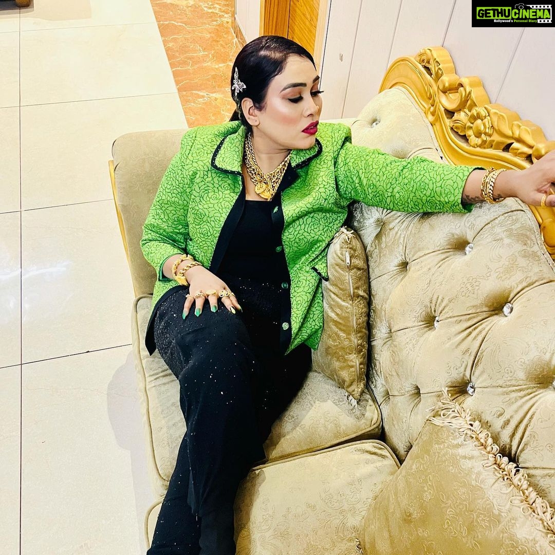 Afsana Khan Instagram - ਜਿਹਦੀ ਰਗ ਵਿਚ ਫਤਿਹ, ੳਹਦੀ ਜੱਗ ਵਿਚ ਫਤਿਹ!!*⛳️ 💢ਜਿੰਨੀ ਦਿੱਤੀ 🕉️ਰੱਬ ਨੇ ਆ ਕੱਢੁ 🥳ਟੌਰ ਨਾਲ....ਗੱਲੀਂ ਬਾਤੀਂ ਏਥੇ ਸਾਨੂੰ ਬੜੇ ਮਾਰਦੇ🤷🏻♂️..... Blessed ⭐️💚 Outfit @itsafsanakhan Makeup @nandinimua 👌❤️ Hair @avi_artistry #reels #love #afsaajz #respect The Leela Ambience Convention Hotel Delhi