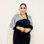 Afsana Khan Instagram - ਤਸਵੀਰਾਂ ਉਨ੍ਹਾਂ ਲੋਕਾਂ ਦੀਆਂ ਵਿਕਦੀਆਂ ਹਨ… ਜੋ ਖੁਦ ਨਹੀਂ ਵਿਕਦੇ । ਕਰੋੜਾਂ ਊਲੂਆਂ ਦਾ ਏਕਾ ਵੀ ਸੂਰਜ਼ ਨੂੰ ਚੜਨੋ ਨਹੀਂ ਰੋਕ ਸਕਦਾ !! 🖤⭐️ Blessed 🙏 #goldstar #goldqueen #goldlover #goldengirl #reels #love #respect Outfit @anchorshobhagirdhar Chandigarh, India