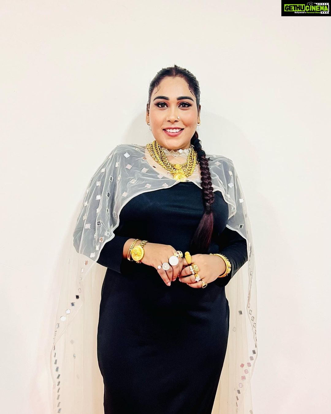 Afsana Khan Instagram - ਤਸਵੀਰਾਂ ਉਨ੍ਹਾਂ ਲੋਕਾਂ ਦੀਆਂ ਵਿਕਦੀਆਂ ਹਨ… ਜੋ ਖੁਦ ਨਹੀਂ ਵਿਕਦੇ । ਕਰੋੜਾਂ ਊਲੂਆਂ ਦਾ ਏਕਾ ਵੀ ਸੂਰਜ਼ ਨੂੰ ਚੜਨੋ ਨਹੀਂ ਰੋਕ ਸਕਦਾ !! 🖤⭐️ Blessed 🙏 #goldstar #goldqueen #goldlover #goldengirl #reels #love #respect Outfit @anchorshobhagirdhar Chandigarh, India