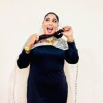 Afsana Khan Instagram - ਤਸਵੀਰਾਂ ਉਨ੍ਹਾਂ ਲੋਕਾਂ ਦੀਆਂ ਵਿਕਦੀਆਂ ਹਨ… ਜੋ ਖੁਦ ਨਹੀਂ ਵਿਕਦੇ । ਕਰੋੜਾਂ ਊਲੂਆਂ ਦਾ ਏਕਾ ਵੀ ਸੂਰਜ਼ ਨੂੰ ਚੜਨੋ ਨਹੀਂ ਰੋਕ ਸਕਦਾ !! 🖤⭐️ Blessed 🙏 #goldstar #goldqueen #goldlover #goldengirl #reels #love #respect Outfit @anchorshobhagirdhar Chandigarh, India