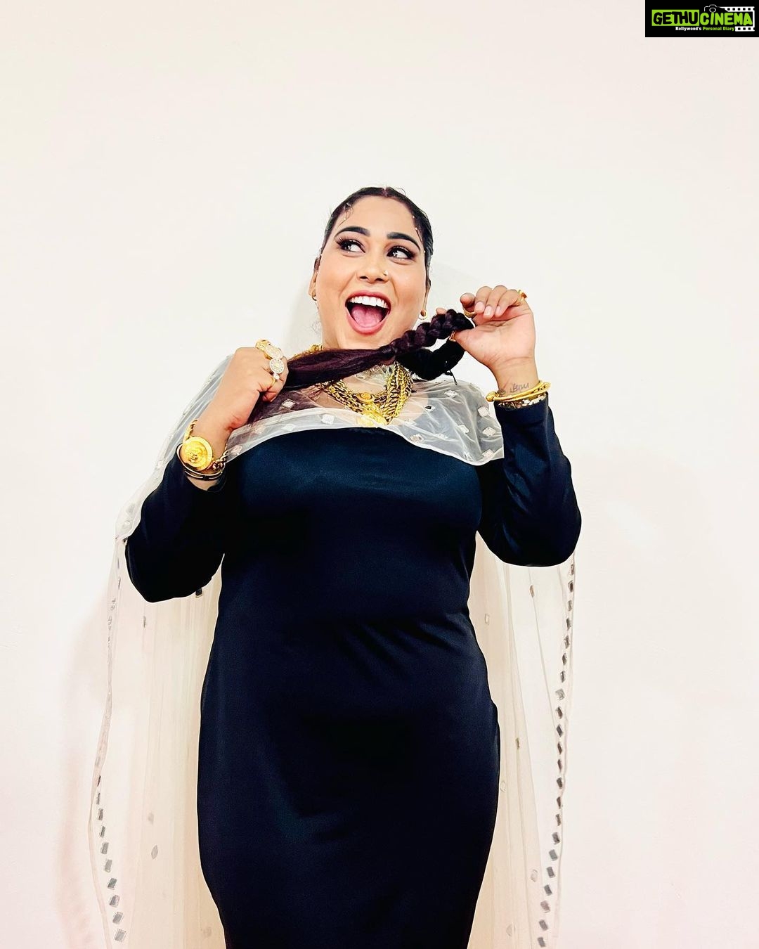 Afsana Khan Instagram - ਤਸਵੀਰਾਂ ਉਨ੍ਹਾਂ ਲੋਕਾਂ ਦੀਆਂ ਵਿਕਦੀਆਂ ਹਨ… ਜੋ ਖੁਦ ਨਹੀਂ ਵਿਕਦੇ । ਕਰੋੜਾਂ ਊਲੂਆਂ ਦਾ ਏਕਾ ਵੀ ਸੂਰਜ਼ ਨੂੰ ਚੜਨੋ ਨਹੀਂ ਰੋਕ ਸਕਦਾ !! 🖤⭐️ Blessed 🙏 #goldstar #goldqueen #goldlover #goldengirl #reels #love #respect Outfit @anchorshobhagirdhar Chandigarh, India