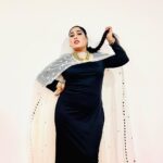 Afsana Khan Instagram - ਤਸਵੀਰਾਂ ਉਨ੍ਹਾਂ ਲੋਕਾਂ ਦੀਆਂ ਵਿਕਦੀਆਂ ਹਨ… ਜੋ ਖੁਦ ਨਹੀਂ ਵਿਕਦੇ । ਕਰੋੜਾਂ ਊਲੂਆਂ ਦਾ ਏਕਾ ਵੀ ਸੂਰਜ਼ ਨੂੰ ਚੜਨੋ ਨਹੀਂ ਰੋਕ ਸਕਦਾ !! 🖤⭐️ Blessed 🙏 #goldstar #goldqueen #goldlover #goldengirl #reels #love #respect Outfit @anchorshobhagirdhar Chandigarh, India