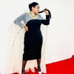 Afsana Khan Instagram - ਤਸਵੀਰਾਂ ਉਨ੍ਹਾਂ ਲੋਕਾਂ ਦੀਆਂ ਵਿਕਦੀਆਂ ਹਨ… ਜੋ ਖੁਦ ਨਹੀਂ ਵਿਕਦੇ । ਕਰੋੜਾਂ ਊਲੂਆਂ ਦਾ ਏਕਾ ਵੀ ਸੂਰਜ਼ ਨੂੰ ਚੜਨੋ ਨਹੀਂ ਰੋਕ ਸਕਦਾ !! 🖤⭐️ Blessed 🙏 #goldstar #goldqueen #goldlover #goldengirl #reels #love #respect Outfit @anchorshobhagirdhar Chandigarh, India