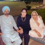 Afsana Khan Instagram – . ਨਾ ਅਸੀਂ ਮੰਗਦੇ ਧੁੱਪਪ ਵੇ ਰੱਬਾ ਨਾਂ ਹੀ ਮੰਗਦੇ ਛਾਵਾਂ ਨੂੰ, ਇਕ ਬਾਪੂ ਨੂੰ ਕੁਝ ਨਾ ਹੋਵੇ ਦੂਜਾ ਸੁੱਖੀ ਰੱਖੀ ਸਦਾ ਮਾਵਾਂ ਨੂੰ।

. ਇਕ ਚੰਗੀ ਮਾਂ ਹਰ ਪੁੱਤ ਕੋਲ ਹੁੰਦੀ ਹੈ। ਪਰ ਇੱਕ ਚੰਗਾ ਪੁੱਤ ਕਿਸੇ ਕਿਸੇ ਮਾਂ ਕੋਲ ਹੁੰਦਾ ਹੈ। miss u @sidhu_moosewala vadde bai  sachhi dil bhut udaas ho  janda Jado sanu tuc nai dikh de pind 😭 😭💔 @sardarbalkaursidhu 🙏 #wewantjusticeforsidhumoosewala  #justiceforsidhumoosewala Mansa Moosa