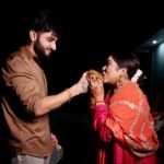 Afsana Khan Instagram – चांद की पूजा करके, करती हूं मैं दुआ
तुम्हारी सलामती की,
आपको लग जाए मेरी उमर,
यहीं करवा चौथ के दिन दुआ करती हूं।
हैप्पी करवाचौथ 2022
My first karwachoth blessed #afsaajz 
Mera chand my love @saajzofficial ❤️🙏😘 @itsafsanakhan 
Happy karwachoth everyone ❤️🙏
Photograbhy @thefabfilmer 
Mehndi @girlsnailsstudio 
Makeup @jasleenofficial01 Chandigarh, India