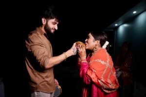 Afsana Khan Instagram - चांद की पूजा करके, करती हूं मैं दुआ
तुम्हारी सलामती की,
आपको लग जाए मेरी उमर,
यहीं करवा चौथ के दिन दुआ करती हूं।
हैप्पी करवाचौथ 2022
My first karwachoth blessed #afsaajz 
Mera chand my love @saajzofficial ❤️🙏😘 @itsafsanakhan 
Happy karwachoth everyone ❤️🙏
Photograbhy @thefabfilmer 
Mehndi @girlsnailsstudio 
Makeup @jasleenofficial01