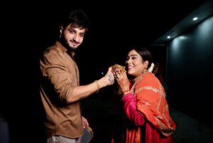 Afsana Khan Instagram - चांद की पूजा करके, करती हूं मैं दुआ
तुम्हारी सलामती की,
आपको लग जाए मेरी उमर,
यहीं करवा चौथ के दिन दुआ करती हूं।
हैप्पी करवाचौथ 2022
My first karwachoth blessed #afsaajz 
Mera chand my love @saajzofficial ❤️🙏😘 @itsafsanakhan 
Happy karwachoth everyone ❤️🙏
Photograbhy @thefabfilmer 
Mehndi @girlsnailsstudio 
Makeup @jasleenofficial01