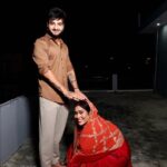 Afsana Khan Instagram – चांद की पूजा करके, करती हूं मैं दुआ
तुम्हारी सलामती की,
आपको लग जाए मेरी उमर,
यहीं करवा चौथ के दिन दुआ करती हूं।
हैप्पी करवाचौथ 2022
My first karwachoth blessed #afsaajz 
Mera chand my love @saajzofficial ❤️🙏😘 @itsafsanakhan 
Happy karwachoth everyone ❤️🙏
Photograbhy @thefabfilmer 
Mehndi @girlsnailsstudio 
Makeup @jasleenofficial01 Chandigarh, India
