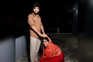 Afsana Khan Instagram - चांद की पूजा करके, करती हूं मैं दुआ
तुम्हारी सलामती की,
आपको लग जाए मेरी उमर,
यहीं करवा चौथ के दिन दुआ करती हूं।
हैप्पी करवाचौथ 2022
My first karwachoth blessed #afsaajz 
Mera chand my love @saajzofficial ❤️🙏😘 @itsafsanakhan 
Happy karwachoth everyone ❤️🙏
Photograbhy @thefabfilmer 
Mehndi @girlsnailsstudio 
Makeup @jasleenofficial01