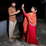 Afsana Khan Instagram – चांद की पूजा करके, करती हूं मैं दुआ
तुम्हारी सलामती की,
आपको लग जाए मेरी उमर,
यहीं करवा चौथ के दिन दुआ करती हूं।
हैप्पी करवाचौथ 2022
My first karwachoth blessed #afsaajz 
Mera chand my love @saajzofficial ❤️🙏😘 @itsafsanakhan 
Happy karwachoth everyone ❤️🙏
Photograbhy @thefabfilmer 
Mehndi @girlsnailsstudio 
Makeup @jasleenofficial01 Chandigarh, India