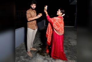 Afsana Khan Instagram - चांद की पूजा करके, करती हूं मैं दुआ
तुम्हारी सलामती की,
आपको लग जाए मेरी उमर,
यहीं करवा चौथ के दिन दुआ करती हूं।
हैप्पी करवाचौथ 2022
My first karwachoth blessed #afsaajz 
Mera chand my love @saajzofficial ❤️🙏😘 @itsafsanakhan 
Happy karwachoth everyone ❤️🙏
Photograbhy @thefabfilmer 
Mehndi @girlsnailsstudio 
Makeup @jasleenofficial01