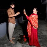 Afsana Khan Instagram – चांद की पूजा करके, करती हूं मैं दुआ
तुम्हारी सलामती की,
आपको लग जाए मेरी उमर,
यहीं करवा चौथ के दिन दुआ करती हूं।
हैप्पी करवाचौथ 2022
My first karwachoth blessed #afsaajz 
Mera chand my love @saajzofficial ❤️🙏😘 @itsafsanakhan 
Happy karwachoth everyone ❤️🙏
Photograbhy @thefabfilmer 
Mehndi @girlsnailsstudio 
Makeup @jasleenofficial01 Chandigarh, India