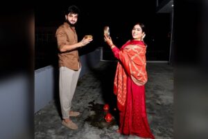 Afsana Khan Instagram - चांद की पूजा करके, करती हूं मैं दुआ
तुम्हारी सलामती की,
आपको लग जाए मेरी उमर,
यहीं करवा चौथ के दिन दुआ करती हूं।
हैप्पी करवाचौथ 2022
My first karwachoth blessed #afsaajz 
Mera chand my love @saajzofficial ❤️🙏😘 @itsafsanakhan 
Happy karwachoth everyone ❤️🙏
Photograbhy @thefabfilmer 
Mehndi @girlsnailsstudio 
Makeup @jasleenofficial01