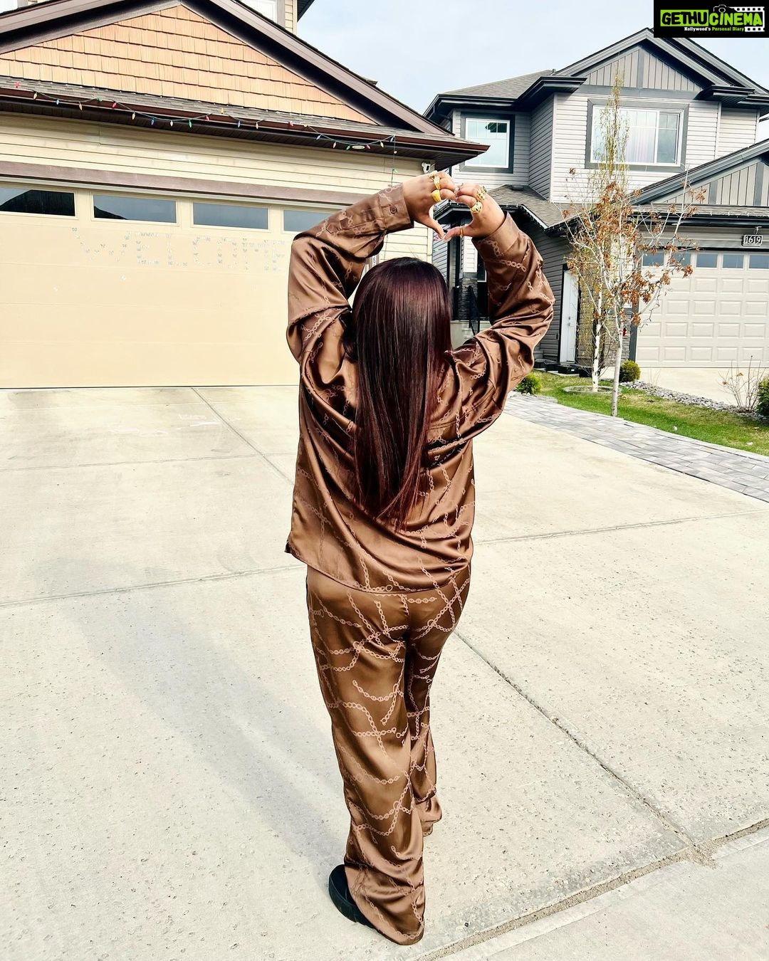 Afsana Khan Instagram - Vibe check - Edmonton 💯 ! See you on May 7, 2023 at Clarion Hotel Edmonton! Makeup @newage_beautybyjass hair @highbrow_hair_studio @roop_yad @alkaarora_edmonton @chbanquets Edmonton, Alberta