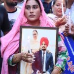 Afsana Khan Instagram - ਸਾਰੇ ਪਿਆਰ ਕਰਨ ਵਾਲੇ ਅੱਜ ਸੜਕਾਂ 'ਤੇ ਨੇ ਸਾਡੇ ਬਾਈ ਦਾ ਸਾਨੂੰ ਇਨਸਾਫ ਮਿਲਣਾ ਚਾਹੀਦਾ @sardarbalkaursidhu @sidhu_moosewala #justiceforsidhumoosewala 🙏 Zirkuper