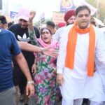 Afsana Khan Instagram - ਸਾਰੇ ਪਿਆਰ ਕਰਨ ਵਾਲੇ ਅੱਜ ਸੜਕਾਂ 'ਤੇ ਨੇ ਸਾਡੇ ਬਾਈ ਦਾ ਸਾਨੂੰ ਇਨਸਾਫ ਮਿਲਣਾ ਚਾਹੀਦਾ @sardarbalkaursidhu @sidhu_moosewala #justiceforsidhumoosewala 🙏 Zirkuper