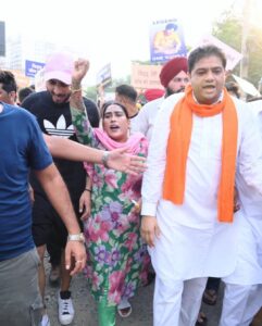 Afsana Khan Instagram - ਸਾਰੇ ਪਿਆਰ ਕਰਨ ਵਾਲੇ ਅੱਜ ਸੜਕਾਂ 'ਤੇ ਨੇ 
ਸਾਡੇ ਬਾਈ ਦਾ ਸਾਨੂੰ ਇਨਸਾਫ ਮਿਲਣਾ ਚਾਹੀਦਾ 
@sardarbalkaursidhu @sidhu_moosewala 
#justiceforsidhumoosewala 🙏