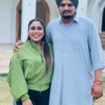 Afsana Khan Instagram - Meri Maaa 😭😭😭 papa da dil tukda kho ke Changa nai kita Gandiyea syastaa. Politics khedni band kardo sanu Marta oye Loko. Sade rishte nu nazar lg gyi #brothersister #brothersisterlove Mere pio warga bai kho leya sade kolo Tuc sada housla tod ta ikle chad gya sanu baiii @sidhu_moosewala #amarsidhumoosewala Vapis aja bhai 😭😭😭😭😭😭😭😭😭😭😭😭😭😢😢 #justiceforsidhumoosewala #justiceforsidhumoosewala💔