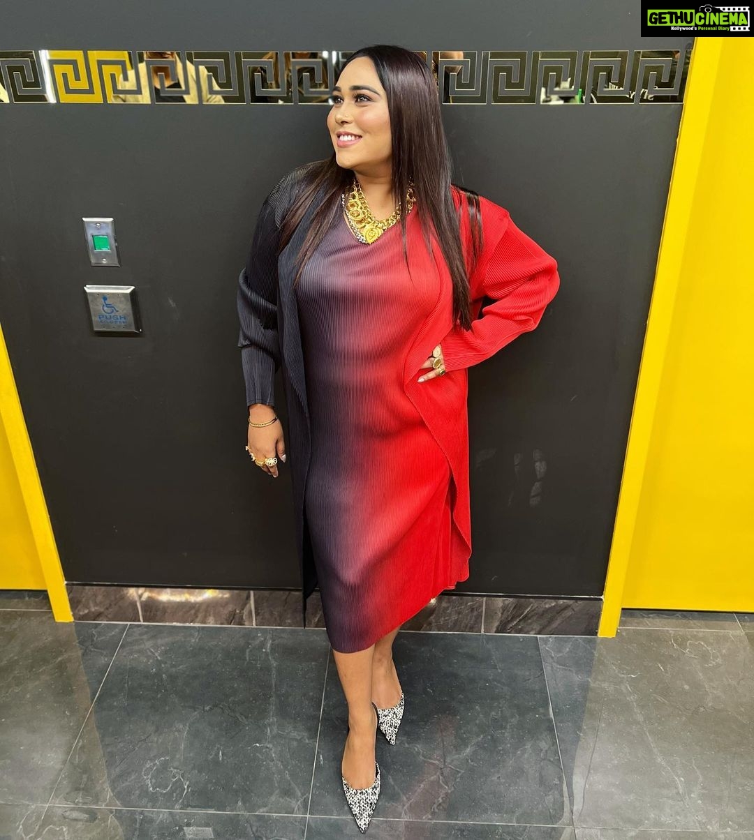 Afsana Khan Instagram - ਜਿੰਦਗੀ ਹੁੰਦੀ ਸਾਹਾ ਦੇ ਨਾਲ ਮੰਜਿਲ ਮਿਲੇ ਰਾਹਾ ਦੇ ਨਾਲ... ਇਜ਼ਤ ਮਿਲਦੀ ਜ਼ਮੀਰ ਨਾਲ,ਪਿਆਰ ਮਿਲੇ ਤਕਦੀਰ ਨਾਲ.. makeup @stylehubsalonspa #justiceforsidhumoosewala @parvasimedia @vrindsharma #afsaajz #afsaajzforever #brampton #canada #canada🇨🇦 #india Toronto, Ontario