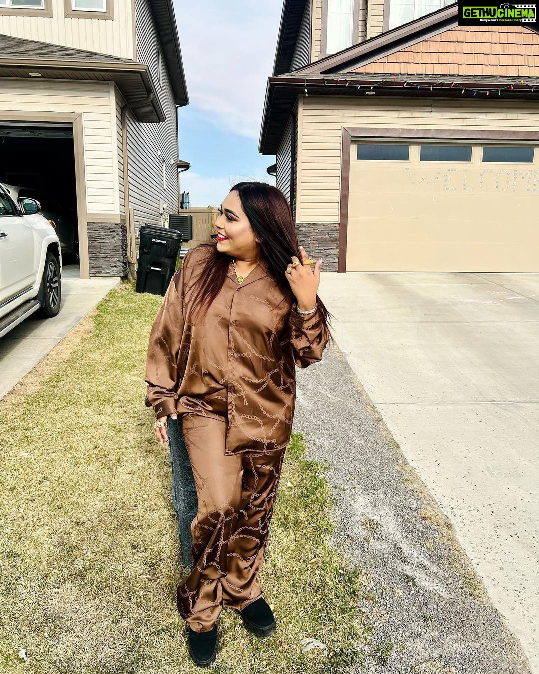 Afsana Khan Instagram - Vibe check - Edmonton 💯 ! See you on May 7, 2023 at Clarion Hotel Edmonton! Makeup @newage_beautybyjass hair @highbrow_hair_studio @roop_yad @alkaarora_edmonton @chbanquets Edmonton, Alberta
