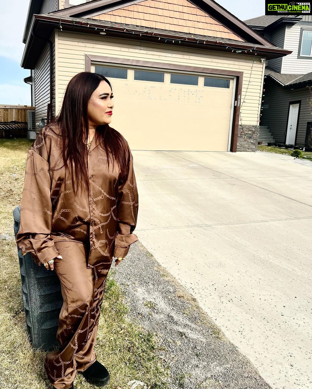 Afsana Khan Instagram - Vibe check - Edmonton 💯 ! See you on May 7, 2023 at Clarion Hotel Edmonton! Makeup @newage_beautybyjass hair @highbrow_hair_studio @roop_yad @alkaarora_edmonton @chbanquets Edmonton, Alberta