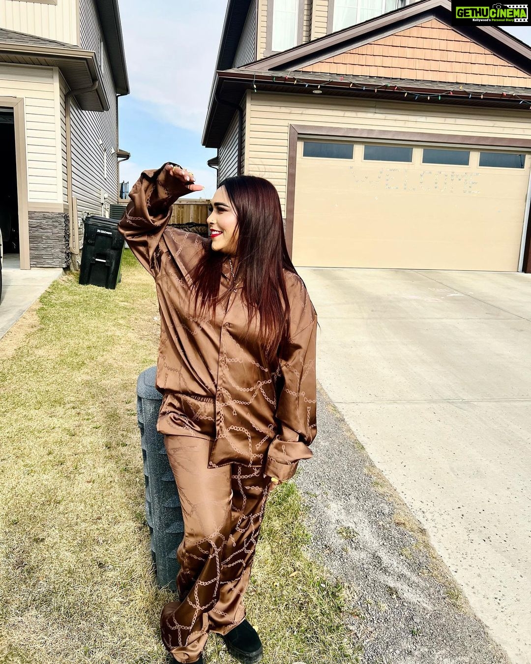Afsana Khan Instagram - Vibe check - Edmonton 💯 ! See you on May 7, 2023 at Clarion Hotel Edmonton! Makeup @newage_beautybyjass hair @highbrow_hair_studio @roop_yad @alkaarora_edmonton @chbanquets Edmonton, Alberta