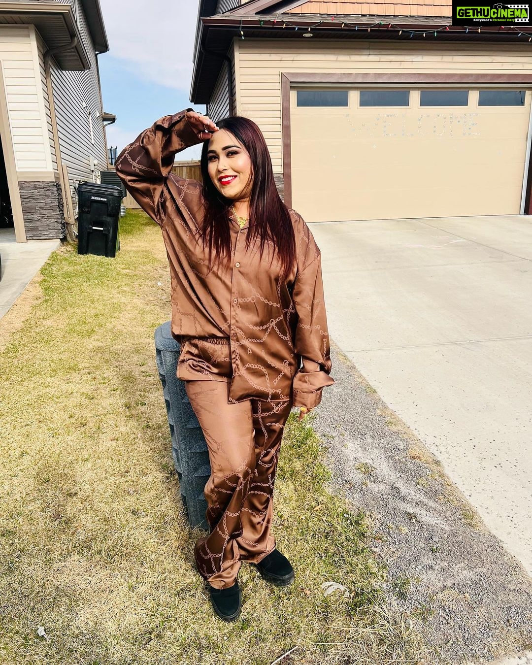 Afsana Khan Instagram - Vibe check - Edmonton 💯 ! See you on May 7, 2023 at Clarion Hotel Edmonton! Makeup @newage_beautybyjass hair @highbrow_hair_studio @roop_yad @alkaarora_edmonton @chbanquets Edmonton, Alberta