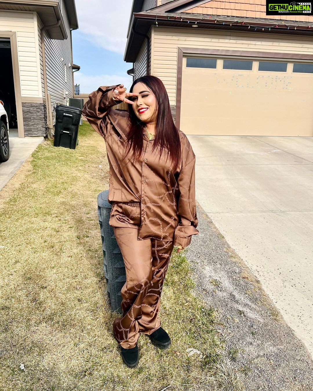 Afsana Khan Instagram - Vibe check - Edmonton 💯 ! See you on May 7, 2023 at Clarion Hotel Edmonton! Makeup @newage_beautybyjass hair @highbrow_hair_studio @roop_yad @alkaarora_edmonton @chbanquets Edmonton, Alberta