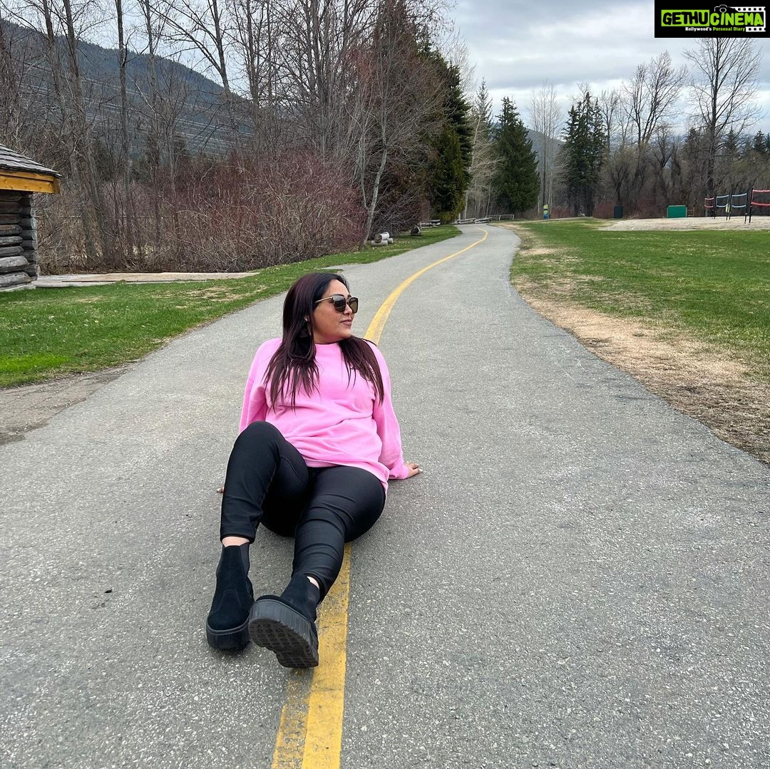 Afsana Khan Instagram - जिस पल के लिए आप खुश हो जाओ ! वही पल आपका जीवन है !! 💕🇨🇦💫👑🦋🍁 #goldqueen #afsaajzforever #afsaajz #bosslady #canada #whistler #bramton #toronto #blessed #justiceforsidhumoosewala #brosislove #love Vancouver, British Columbia