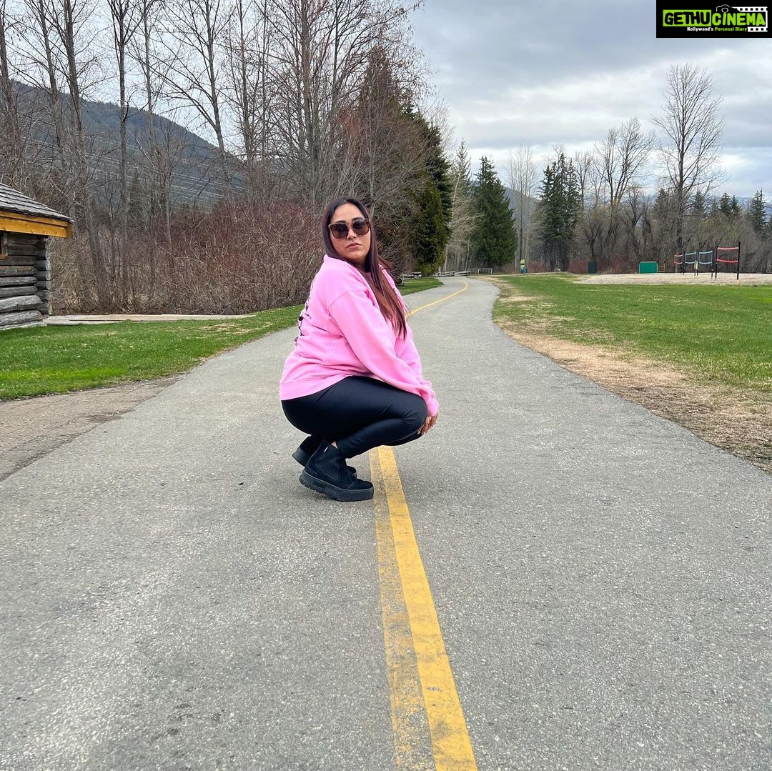 Afsana Khan Instagram - जिस पल के लिए आप खुश हो जाओ ! वही पल आपका जीवन है !! 💕🇨🇦💫👑🦋🍁 #goldqueen #afsaajzforever #afsaajz #bosslady #canada #whistler #bramton #toronto #blessed #justiceforsidhumoosewala #brosislove #love Vancouver, British Columbia