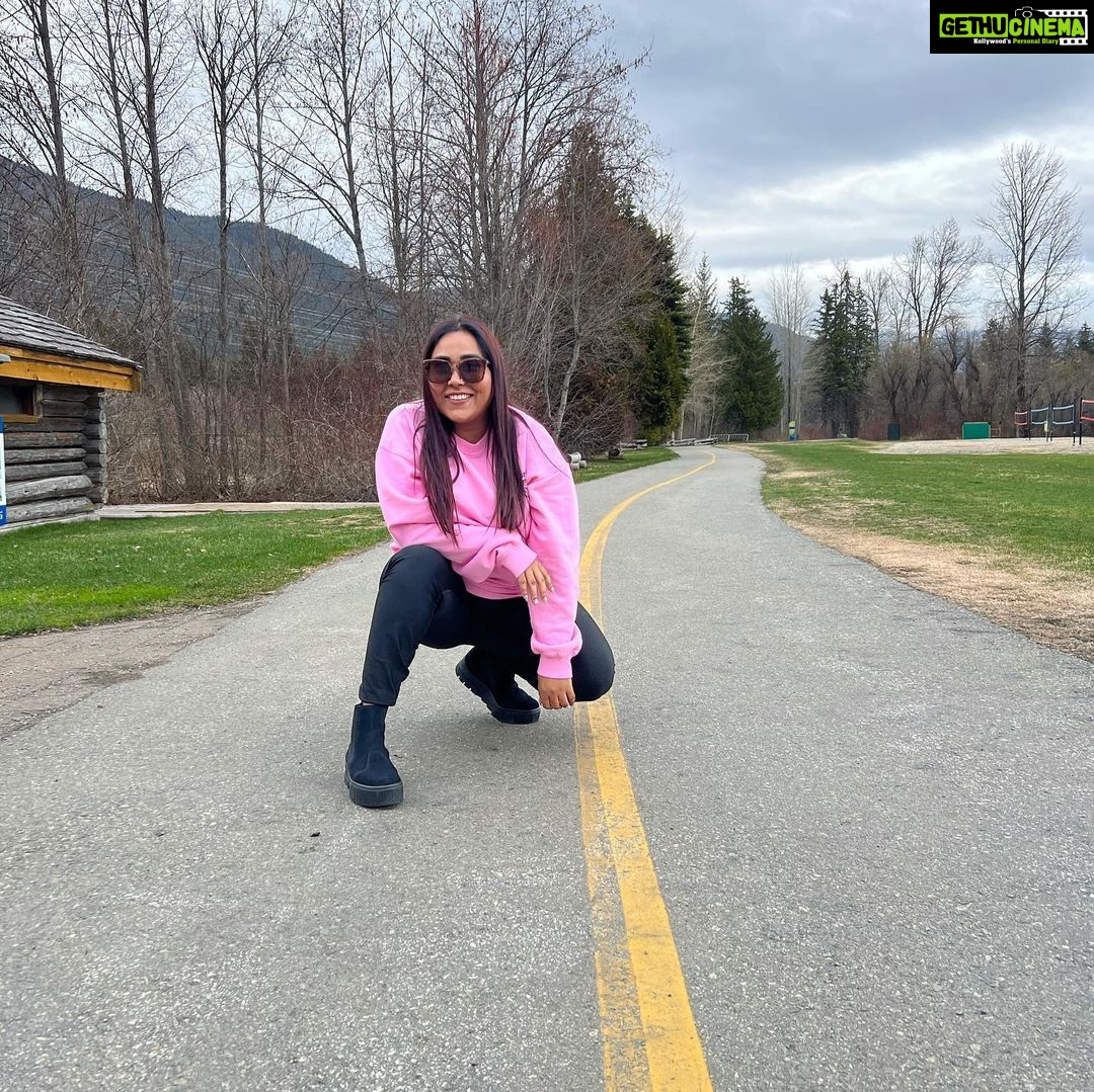 Afsana Khan Instagram - जिस पल के लिए आप खुश हो जाओ ! वही पल आपका जीवन है !! 💕🇨🇦💫👑🦋🍁 #goldqueen #afsaajzforever #afsaajz #bosslady #canada #whistler #bramton #toronto #blessed #justiceforsidhumoosewala #brosislove #love Vancouver, British Columbia