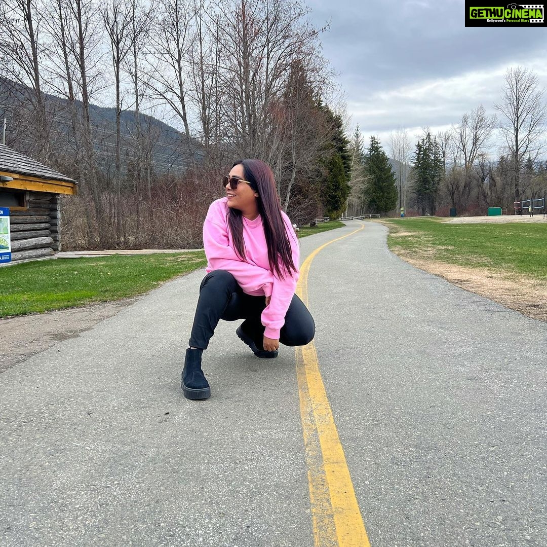 Afsana Khan Instagram - जिस पल के लिए आप खुश हो जाओ ! वही पल आपका जीवन है !! 💕🇨🇦💫👑🦋🍁 #goldqueen #afsaajzforever #afsaajz #bosslady #canada #whistler #bramton #toronto #blessed #justiceforsidhumoosewala #brosislove #love Vancouver, British Columbia