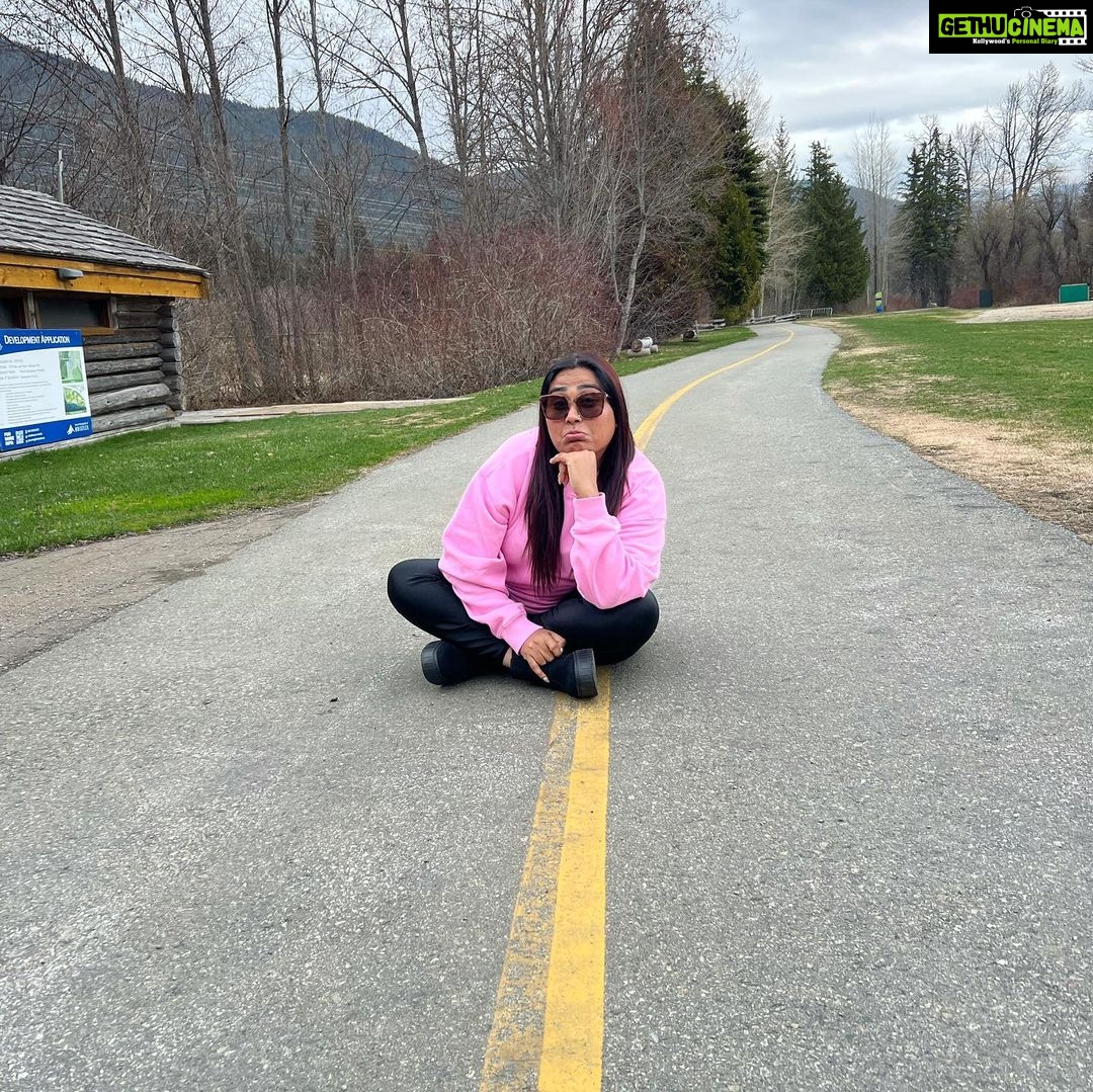 Afsana Khan Instagram - जिस पल के लिए आप खुश हो जाओ ! वही पल आपका जीवन है !! 💕🇨🇦💫👑🦋🍁 #goldqueen #afsaajzforever #afsaajz #bosslady #canada #whistler #bramton #toronto #blessed #justiceforsidhumoosewala #brosislove #love Vancouver, British Columbia