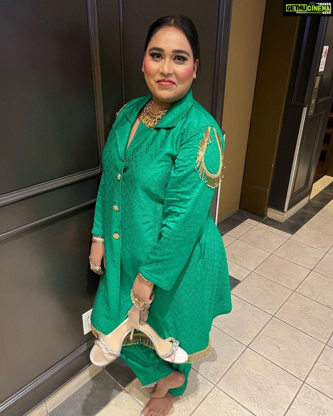 Afsana Khan Instagram - 💚🍀 Thx Surrey bhut ghaint reha show 🙏🇨🇦 💫👑 Makeup @pink.touch.studio Preet ❤️ Surrey, British Columbia