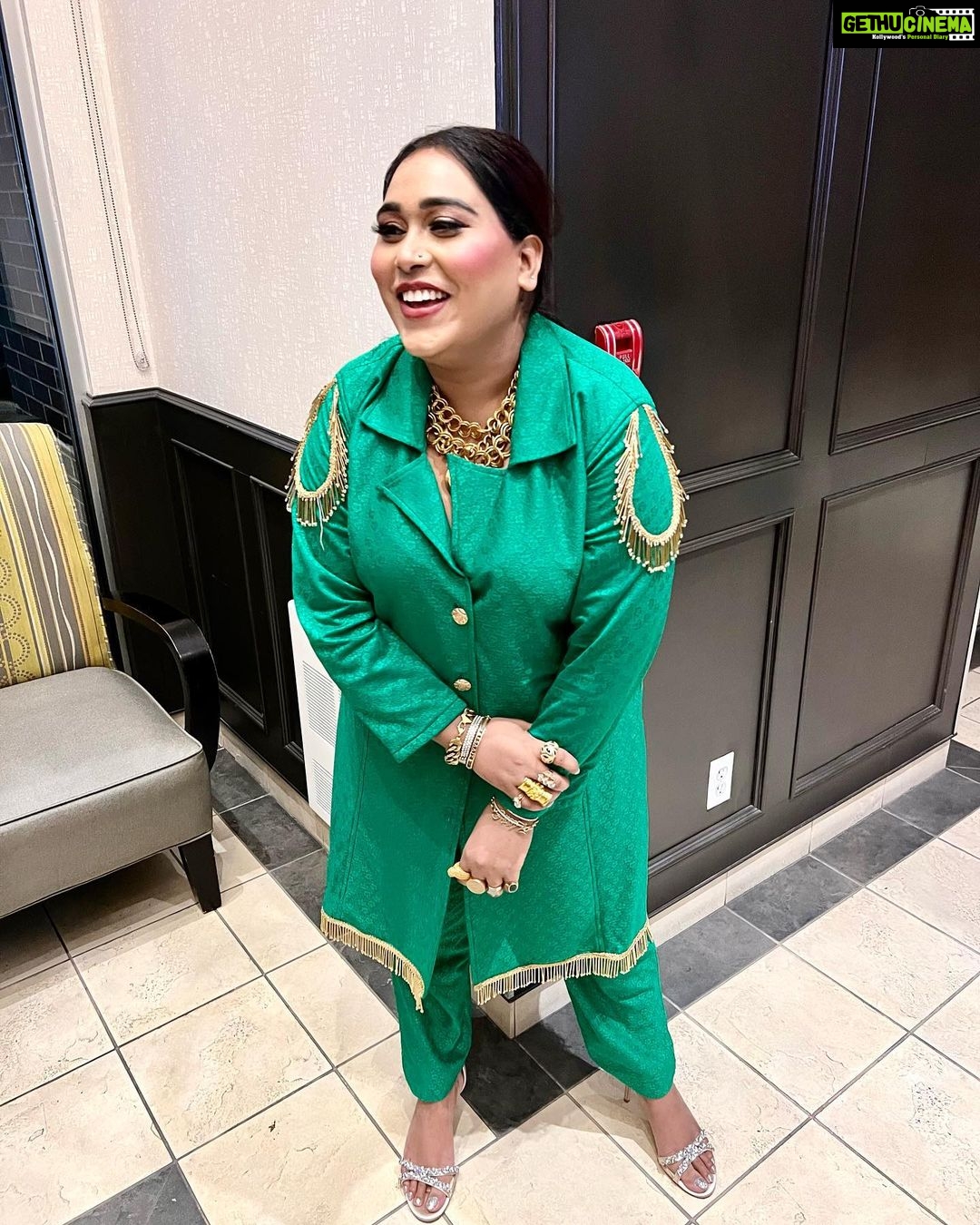 Afsana Khan Instagram - 💚🍀 Thx Surrey bhut ghaint reha show 🙏🇨🇦 💫👑 Makeup @pink.touch.studio Preet ❤️ Surrey, British Columbia