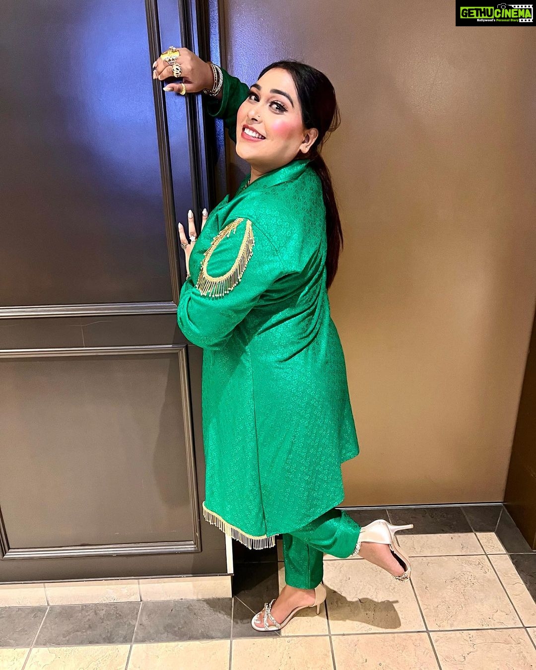 Afsana Khan Instagram - 💚🍀 Thx Surrey bhut ghaint reha show 🙏🇨🇦 💫👑 Makeup @pink.touch.studio Preet ❤️ Surrey, British Columbia