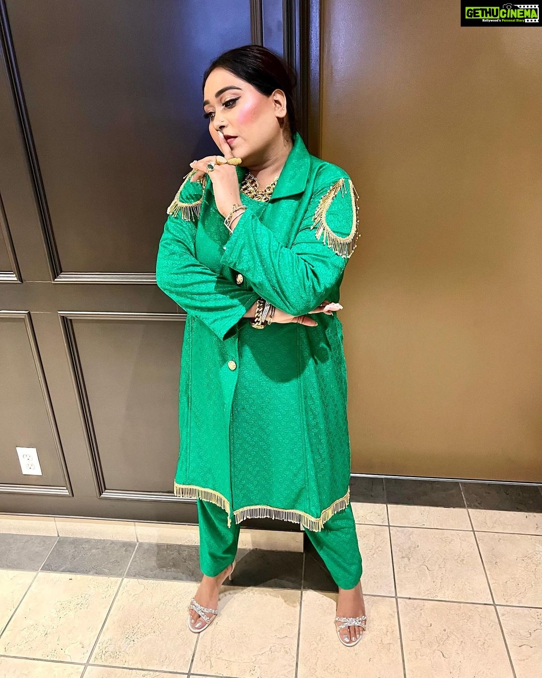 Afsana Khan Instagram - 💚🍀 Thx Surrey bhut ghaint reha show 🙏🇨🇦 💫👑 Makeup @pink.touch.studio Preet ❤️ Surrey, British Columbia