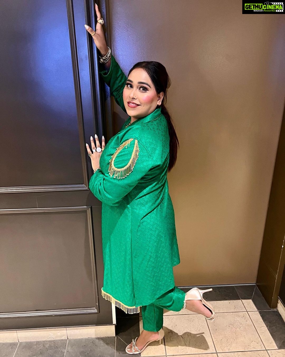 Afsana Khan Instagram - 💚🍀 Thx Surrey bhut ghaint reha show 🙏🇨🇦 💫👑 Makeup @pink.touch.studio Preet ❤️ Surrey, British Columbia