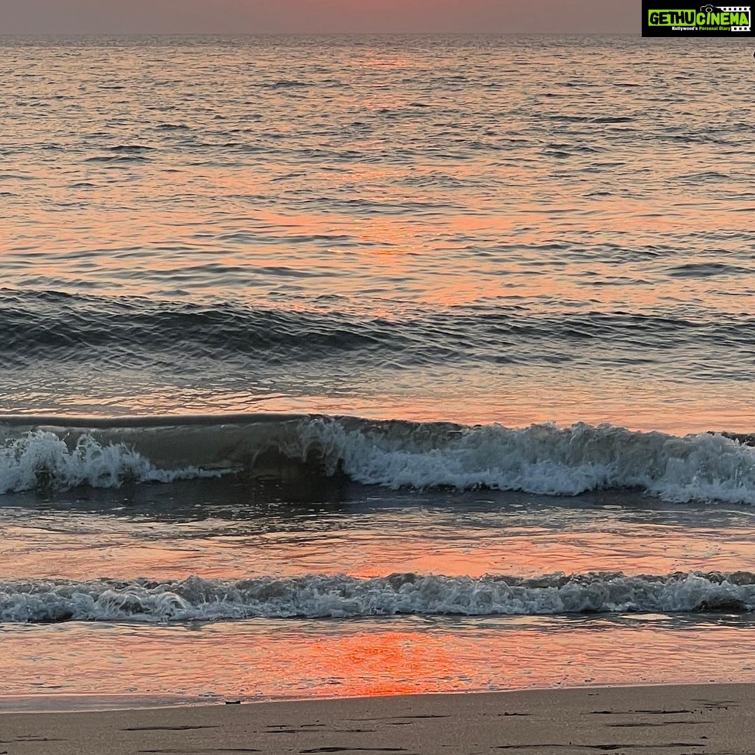 Ahsaas Channa Instagram - Tumhare mere beach’🌅🌊☀️