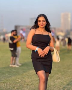 Ahsaas Channa Instagram - Lollapalooza lewk with my concert buds. 

@lollaindia 
@baskarabhi @ishaniyat