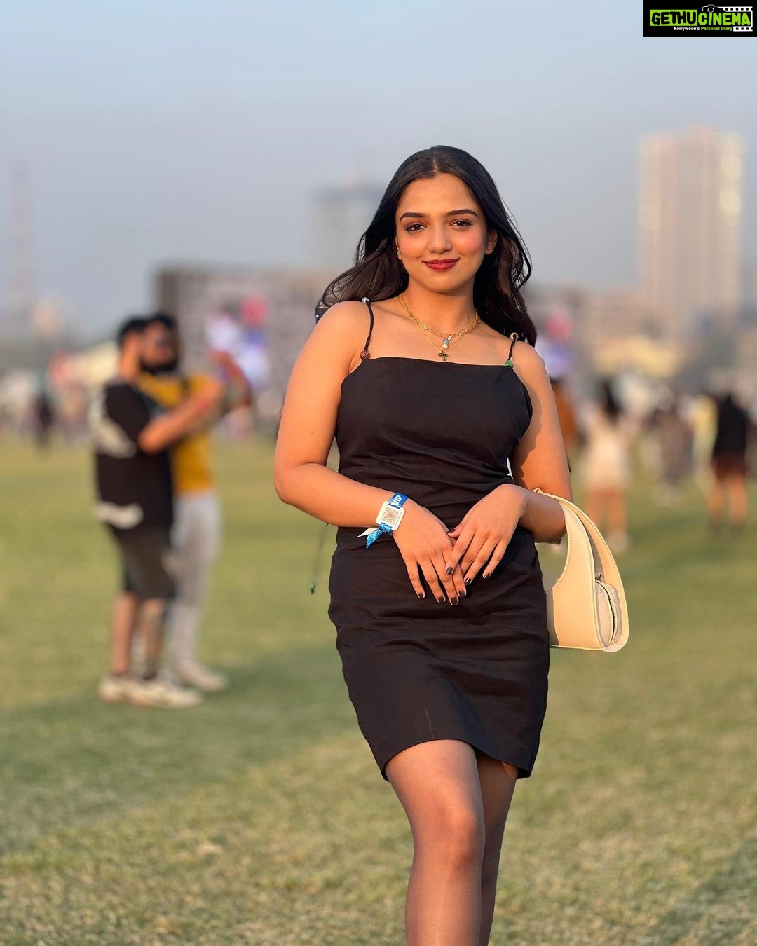 Ahsaas Channa - 406.7K Likes - Lollapalooza lewk with my concert buds.
@lollaindia
@baskarabhi @ishaniyat
