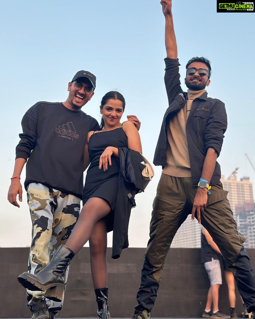 Ahsaas Channa - 406.7K Likes - Lollapalooza lewk with my concert buds.
@lollaindia
@baskarabhi @ishaniyat