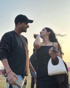 Ahsaas Channa Instagram - Lollapalooza lewk with my concert buds. 

@lollaindia 
@baskarabhi @ishaniyat