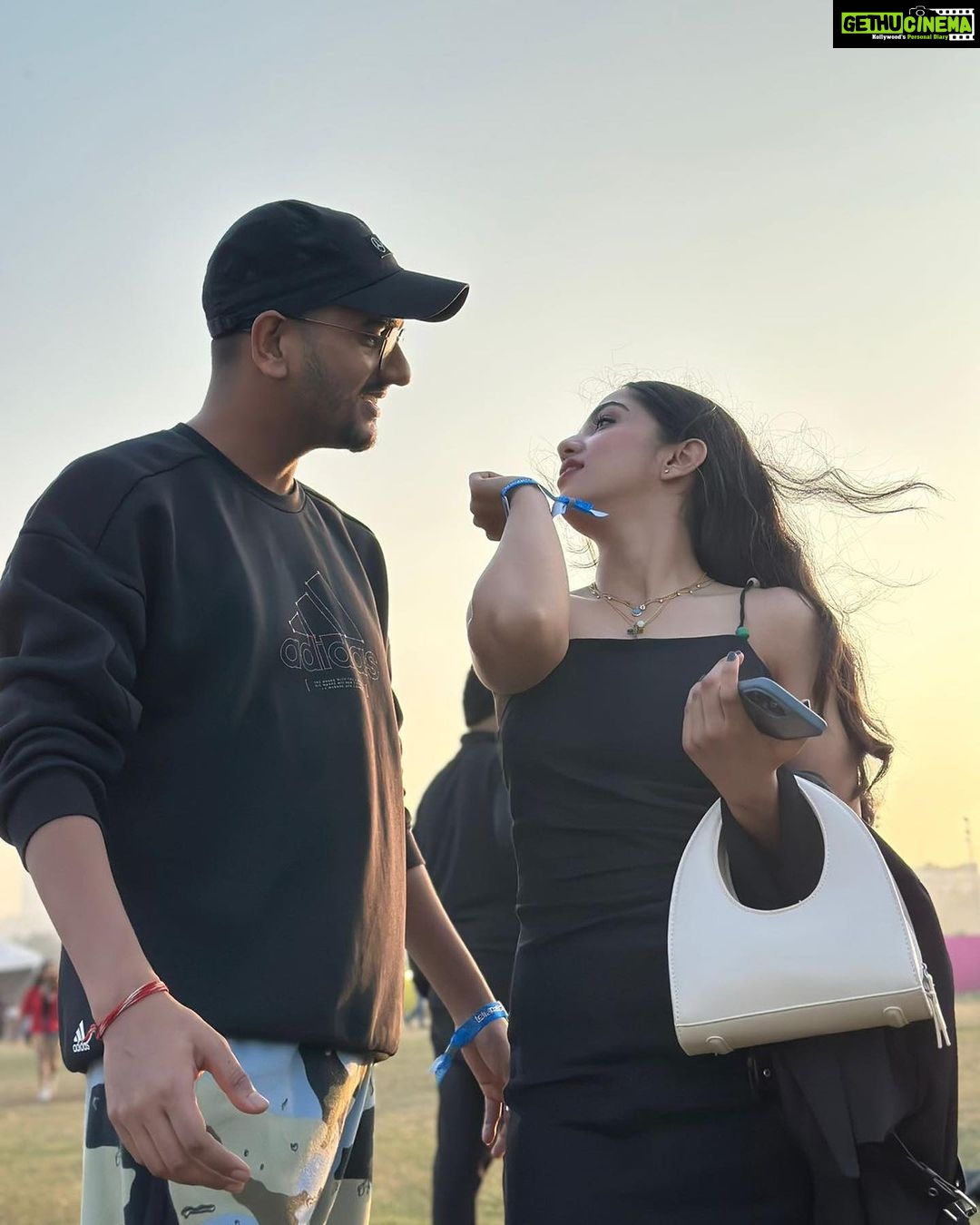 Ahsaas Channa - 406.7K Likes - Lollapalooza lewk with my concert buds.
@lollaindia
@baskarabhi @ishaniyat